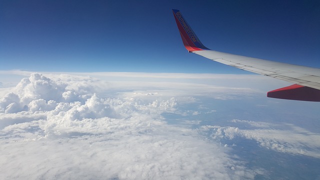 Vliegtuig boven de wolken